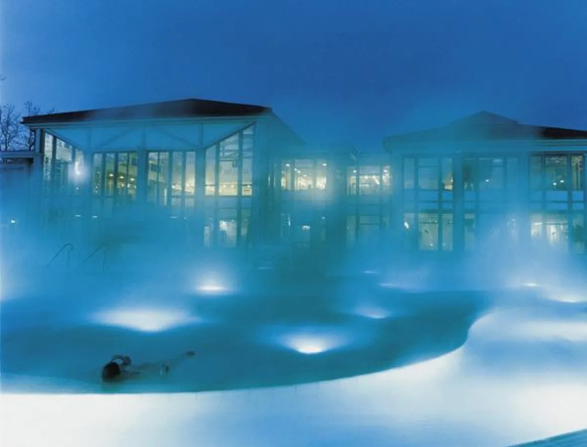 Abendstimmung im Aquarena, einem der beiden Thermalbäder von Schinznach-Bad.