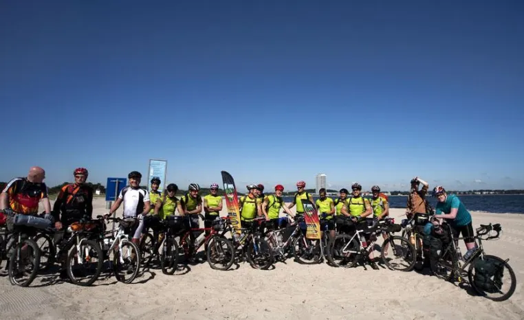 Bild: Mountainbiker der Grenzsteintrophy gestartet
