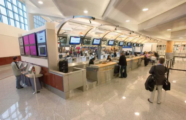 Bild: Flat Panel Halterungen von Chief setzen Anzeigetafeln und Monitore am weltgrößten Flughafen perfekt in Szene