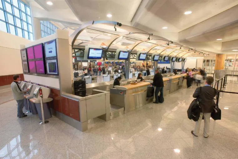 Bild: Flat Panel Halterungen von Chief setzen Anzeigetafeln und Monitore am weltgrößten Flughafen perfekt in Szene