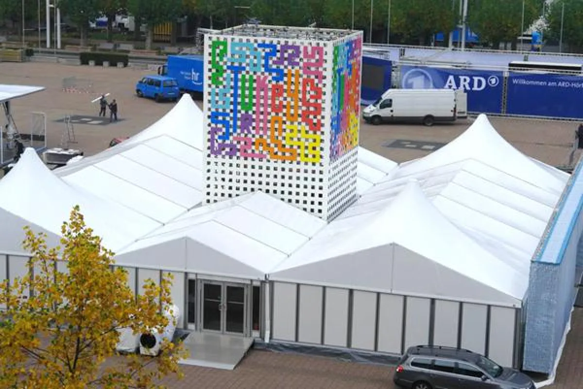 Die Agora auf dem Frankfurter Messegelände wurde für den Ehrengast Türkei umgestaltet. Aus dem Innenhof der Losberger Zeltanlage ragt der 10-Meter hohe Logoturm empor.