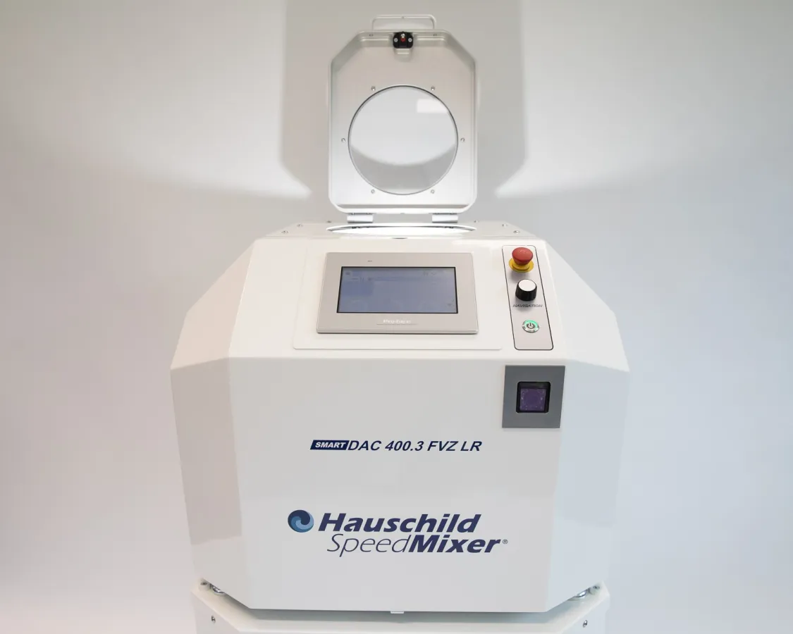 Neue Ära für Mischprozesse im Labor – mit den intelligenten Hauschild SpeedMixer® SMART DAC-Geräten (© Hauschild Engineering)