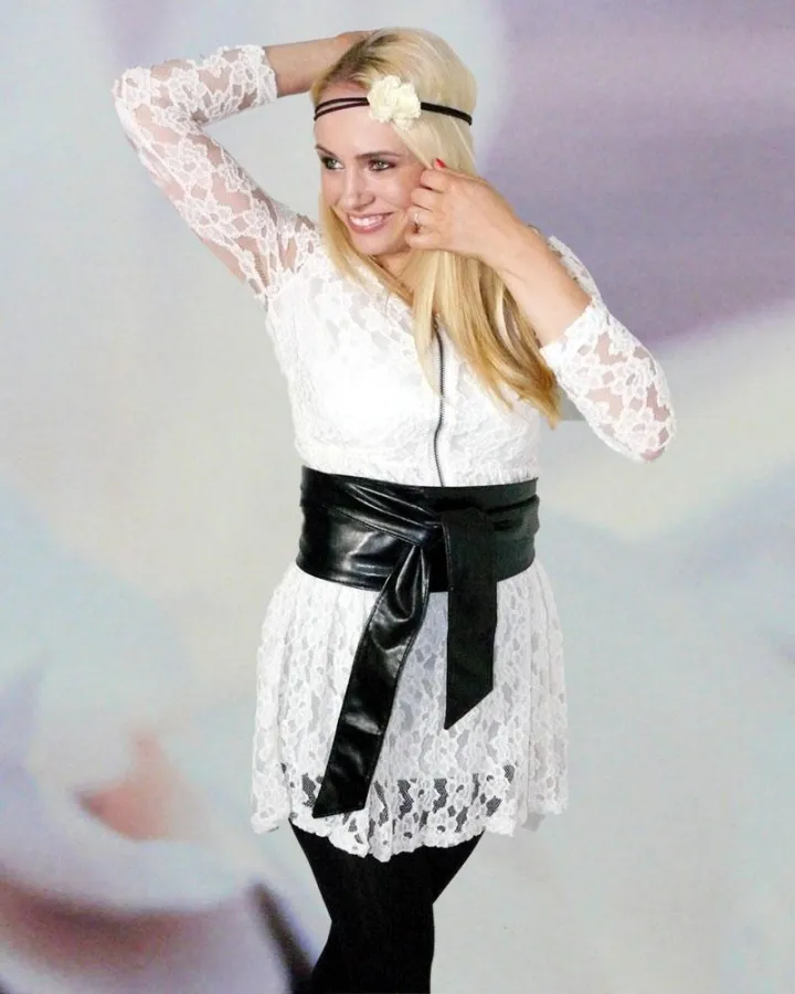 Weiße Spitze gemixt mit schwarzem Leder - eine topmodische Kombination