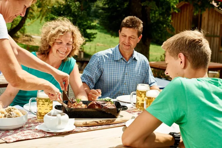 GutsAlm Harlachberg glänzt mit raffinierter Regionalküche und Traditionsgerichten Bild: GutsAlm Harlachberg glänzt mit raffinierter Regionalküche und Traditionsgerichten