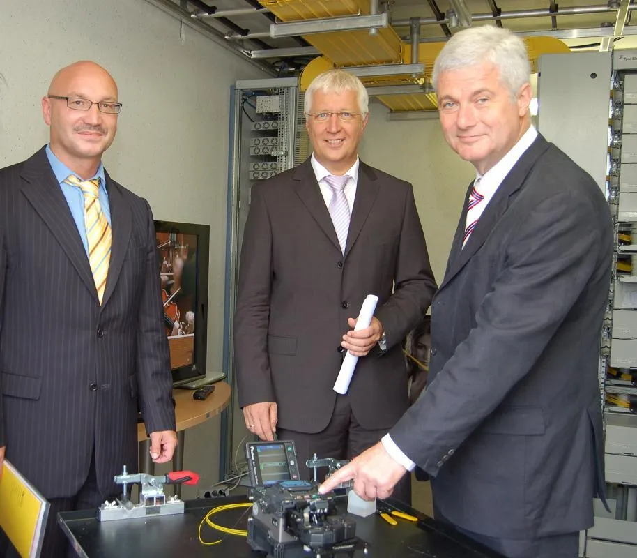 HeLi NET-Geschäftsführer Thomas Wald, Dr. Achim Grunenberg, Geschäftsführer der Stadtwerke Lünen, und Hans Wilhelm Stodollick, Bürgermeister der Stadt Lünen bei der Aktivierung des City2020-Glasfaser-