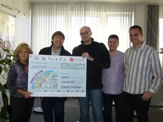 Bild: Schweickert Firmengruppe spendet 2.000 Euro für Kinder unterm Regenbogen