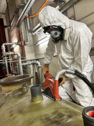 Bild: PFAS-belastete GFK-Schaummitteltanks: Warum Dekontamination vor Zerlegung und Entsorgung unverzichtbar ist