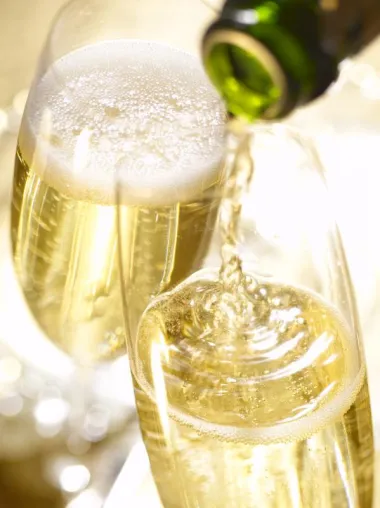 Bild: Stilvoller Start für einen besonderen Jungesellenabschied: Wein- und Whisky-Seminare bei „einfach geniessen“.