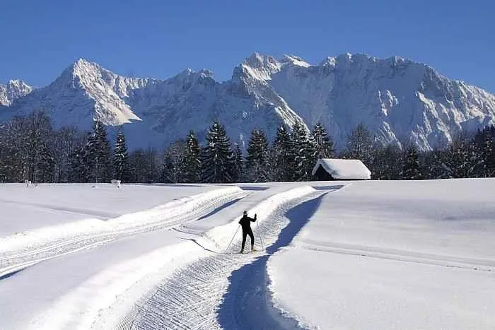 Bild: Sportliche Bürgermeister auf Skiern - Der 37. Alpencup startet im Januar 2010 in der Alpenwelt Karwendel