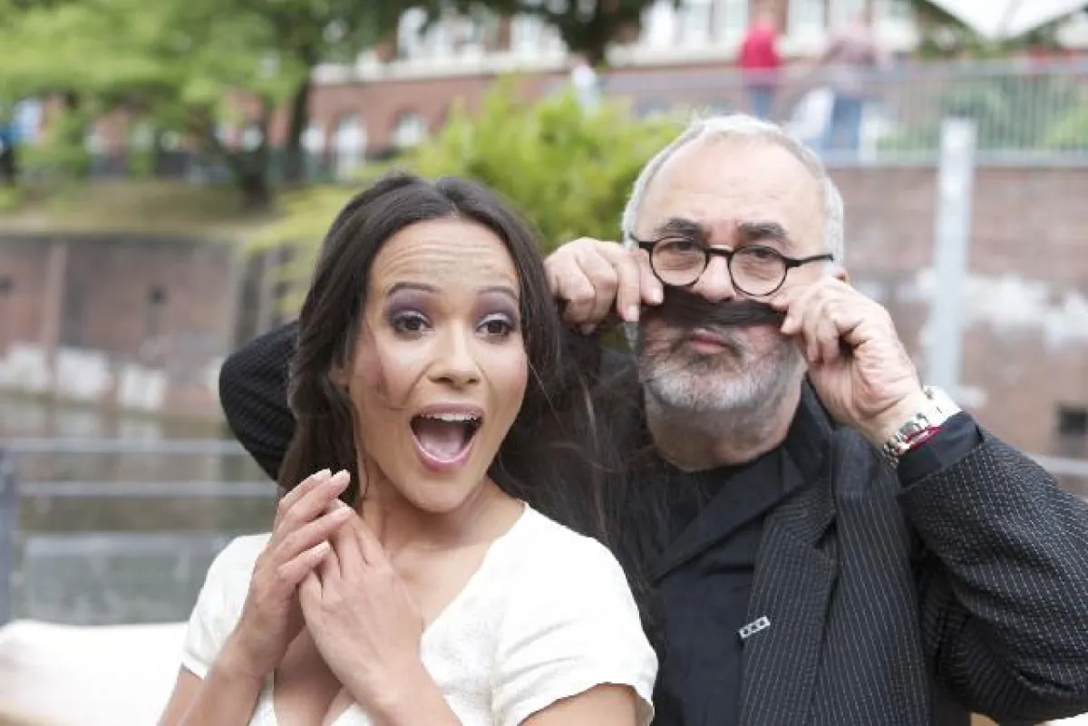 Beim Presse-Event am 6. Juli mit Udo Walz und Nandini Mitra zeigte der Star-Friseur an der schönen Moderatorin die Vorteile von HAIR TALK Extensions.