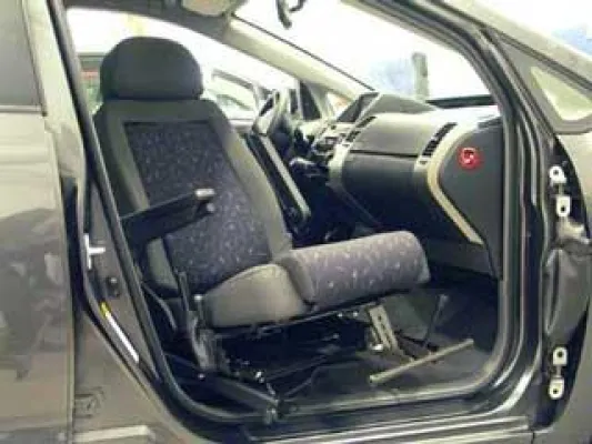 Bild: Einfacheres Ein- und Aussteigen mit dem Autositz, der hinausgeschwenkt und nach hinten gekippt werden kann