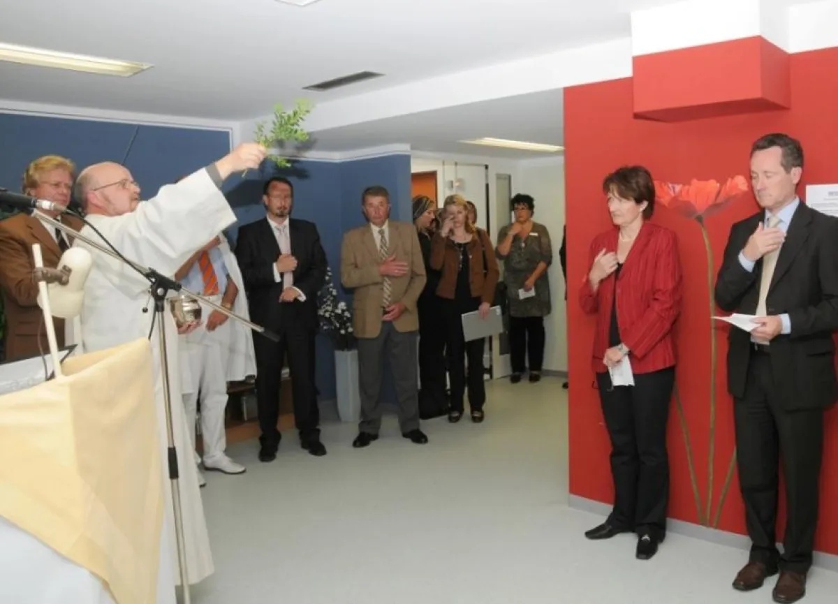 v.l. Otmar Steßl, Pfarrer Albert Buchetmann, Robert Zucker, Helmut Schatt, Gudrun Unverdorben, Josef Neiderhell und Mitarbeiter bei der Segnung