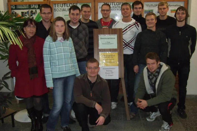 Bild: Erste Studierende absolvieren erfolgreich Abschlussprüfung im dualen Studiengang