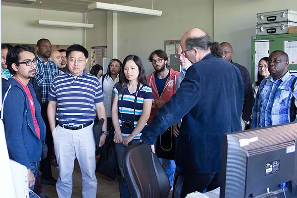 Carsten Bauers (vorn) beim Rundgang durch den Bereich Messtechnik für die Qualitätsfachleute