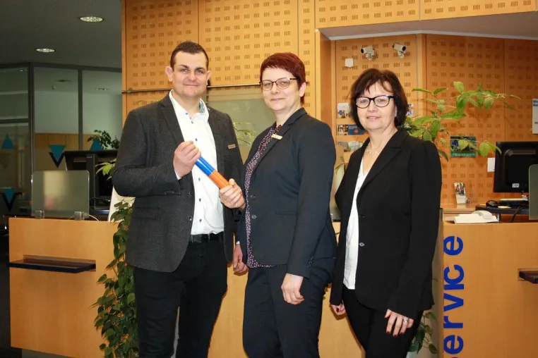 Bild: Staffelstabübergabe in Volksbank