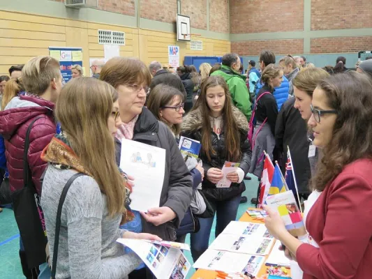 Bild: Auf und davon ins Ausland - JuBi-Messe in Regensburg stellt Austauschprogramme vor