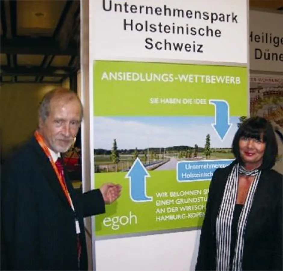 Claus-Peter matthiensen und Karin Hildinger von der egoh präsentieren den Ansiedlungswettbewerb