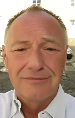 Bild: Deutsche Auswanderer schreiben Bücher. Berliner Lektor Smuda reist an.