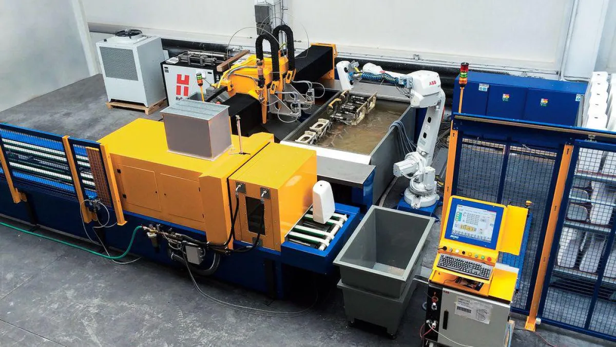 Fertigungszelle mit Wasserstrahlschneidanlage und Robotermanipulator