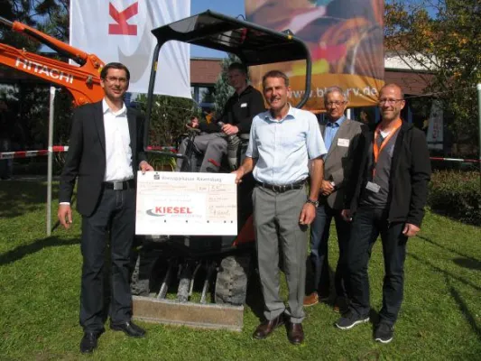 Bild: Spende der Firma Kiesel macht’s möglich: ein neuer Bagger für die Azubis im Berufsbildungswerk