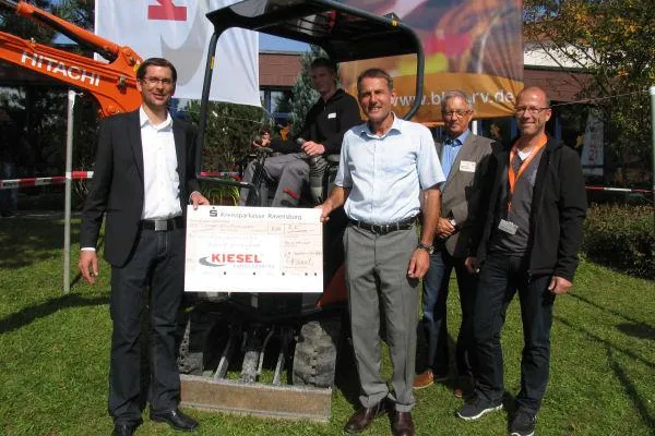 Spende der Firma Kiesel macht’s möglich: ein neuer Bagger für die Azubis im Berufsbildungswerk Bild: Spende der Firma Kiesel macht’s möglich: ein neuer Bagger für die Azubis im Berufsbildungswerk