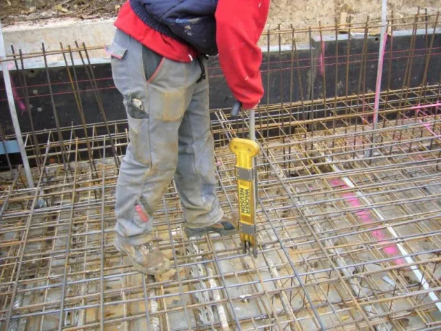Bild: Bewehrungsbinder und Bewehrungsschneider im gemeinsamen Einsatz