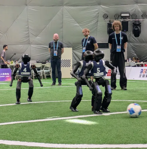 Roboterfußball: Vizetitel für die HTWK Robots bei den „World Humanoid Robot Games“ in China Bild: Roboterfußball: Vizetitel für die HTWK Robots bei den „World Humanoid Robot Games“ in China