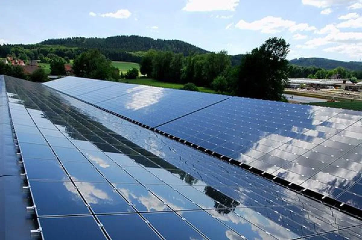Projektbeispiel für eine Solamona Photovoltaik-Dachanlage (lizenzfrei für Presse-Artikel)