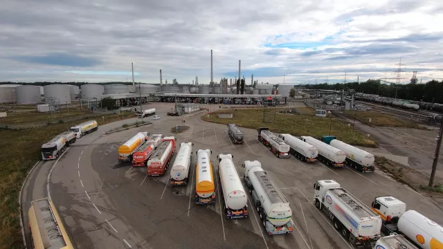 Bild: „Operation am offenen Herzen“ / TKW-Abfertigung bei MiRO erfolgreich auf VERA-V3 umgestellt