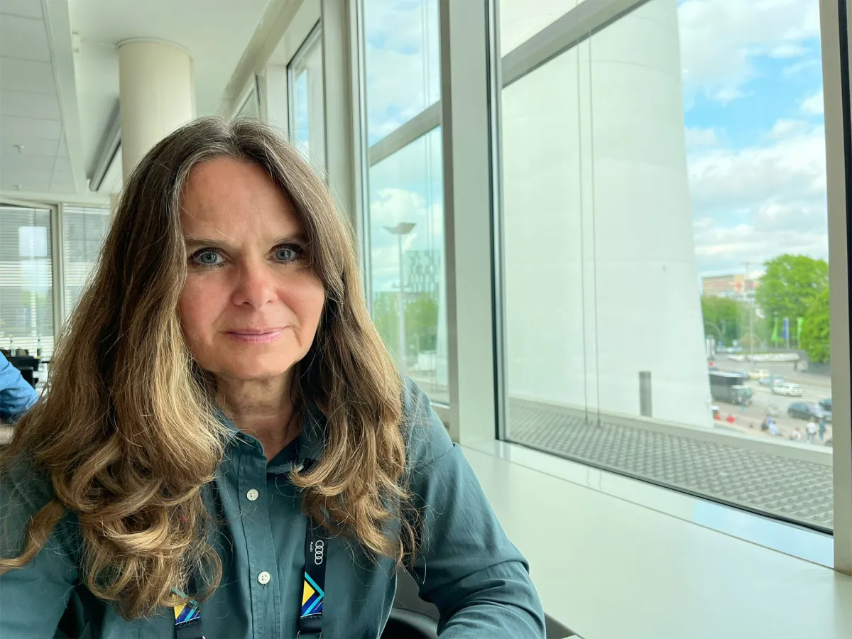 Susanne Braun-Speck im Pressezentrum Messe HH; mit Jugendredakteuren /Schüler:innen bei der Arbeit (© sii-kids & -talents e.V., Minoka Braun)