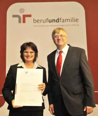 Bild: Klinikum Niederberg erhält „Zertifikat zum audit berufundfamilie“ vom Bundesministerium in Berlin