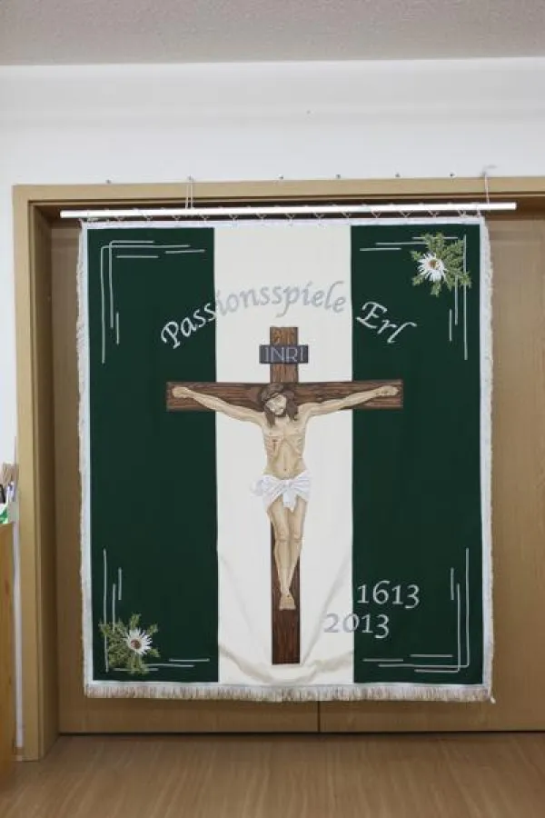 Die Fahne für die Passionsspiele in Erl kommt aus Engelsberg