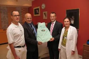 Möbel Pilipp sponsert 700 Babyschlafsäcke an Klinikum Ansbach Bild: Möbel Pilipp sponsert 700 Babyschlafsäcke an Klinikum Ansbach