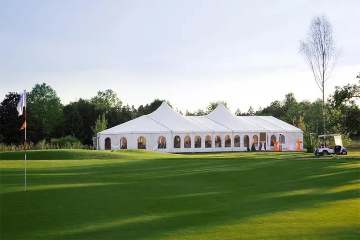 Bild: Rock am „Golf“ im Losberger Zelt