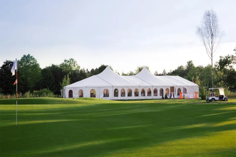 Bild: Rock am „Golf“ im Losberger Zelt
