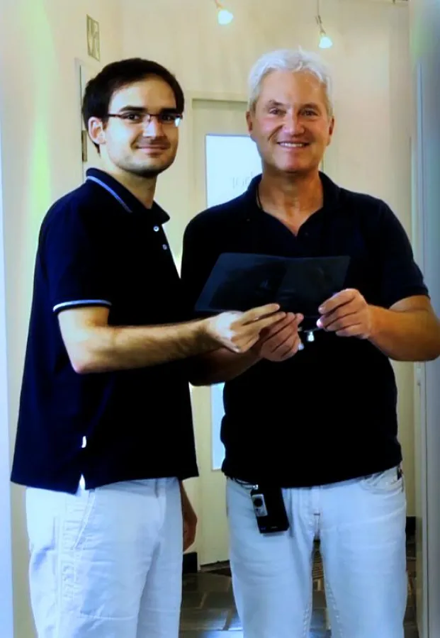 Zahnärzte Martin Plevak (li.) und  Dr. Christoph Boeger in der Praxis  Dr. Boeger in Kleinenbroich