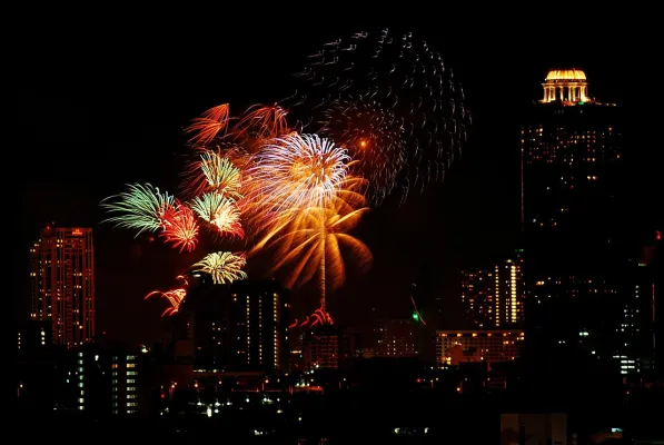 Bild: Feuerwerk am Chao Phraya: erste Bangkok Silvesterreise für Singleurlauber von Sunwave