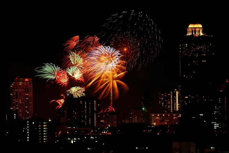 Feuerwerk am Chao Phraya: erste Bangkok Silvesterreise für Singleurlauber von Sunwave Bild: Feuerwerk am Chao Phraya: erste Bangkok Silvesterreise für Singleurlauber von Sunwave