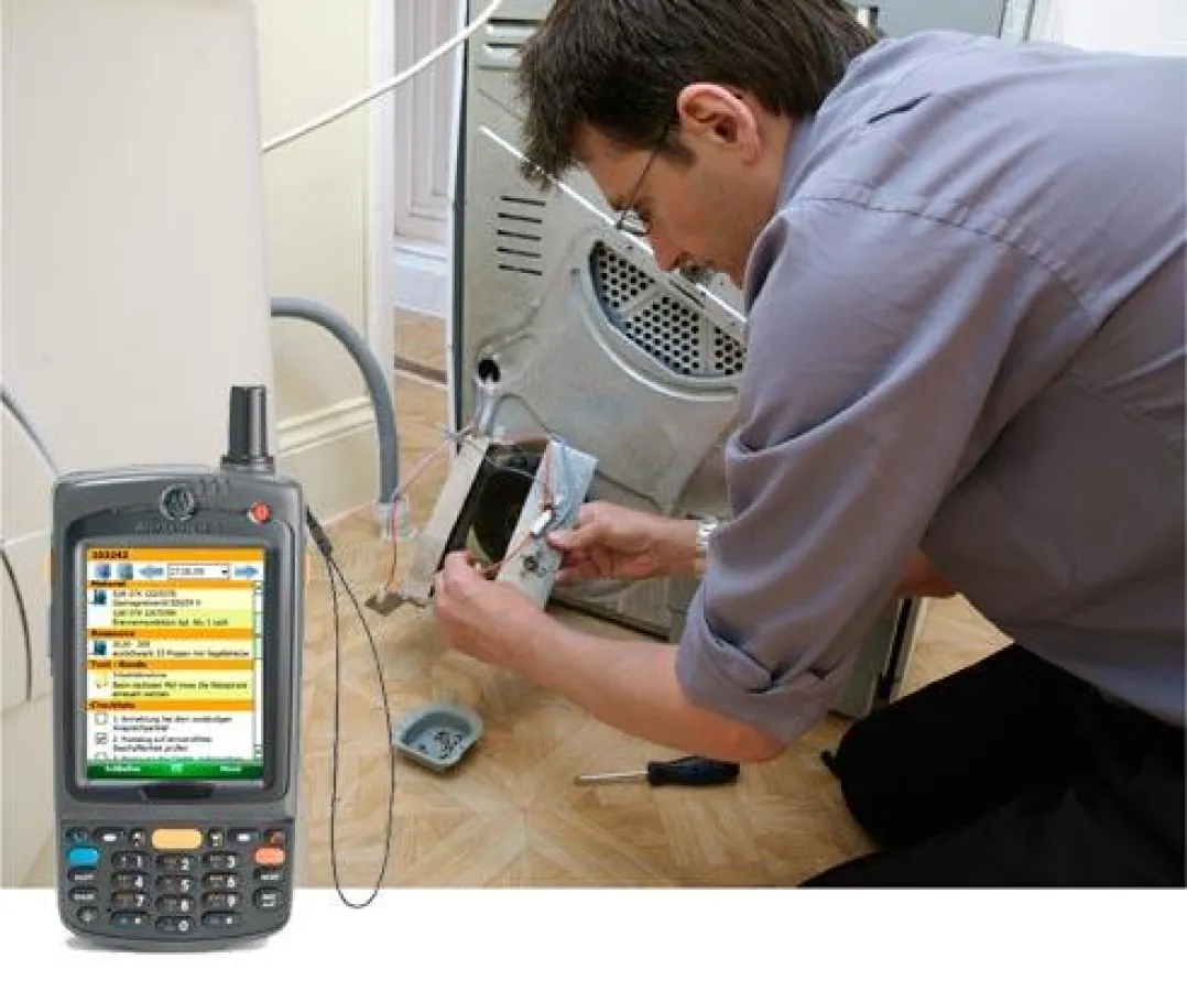 Dank komplett digitalisierter Service-Prozesse mit 4mobile SERVICE arbeitet der technische Kundendienst produktiver. Die ICS-Software, hier mit dem MC75 von Motorola, führt zu ökonomischem und konsist