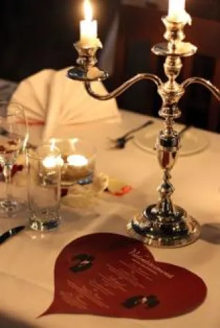 Bild: Date & Dine am Valentinstag: Der Flughafen München schickt 18 Singles in den siebten Himmel