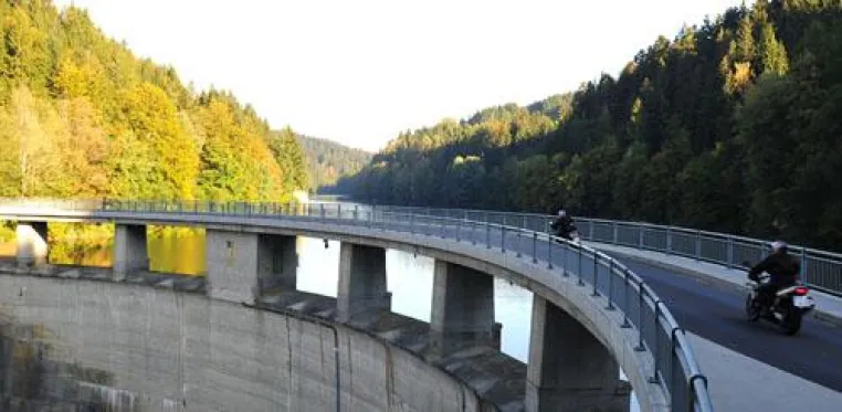 Biker-Urlaub im Herzen Europas: Cruisen im Reich der Kurven, Seen, Berge und Wälder Bild: Biker-Urlaub im Herzen Europas: Cruisen im Reich der Kurven, Seen, Berge und Wälder
