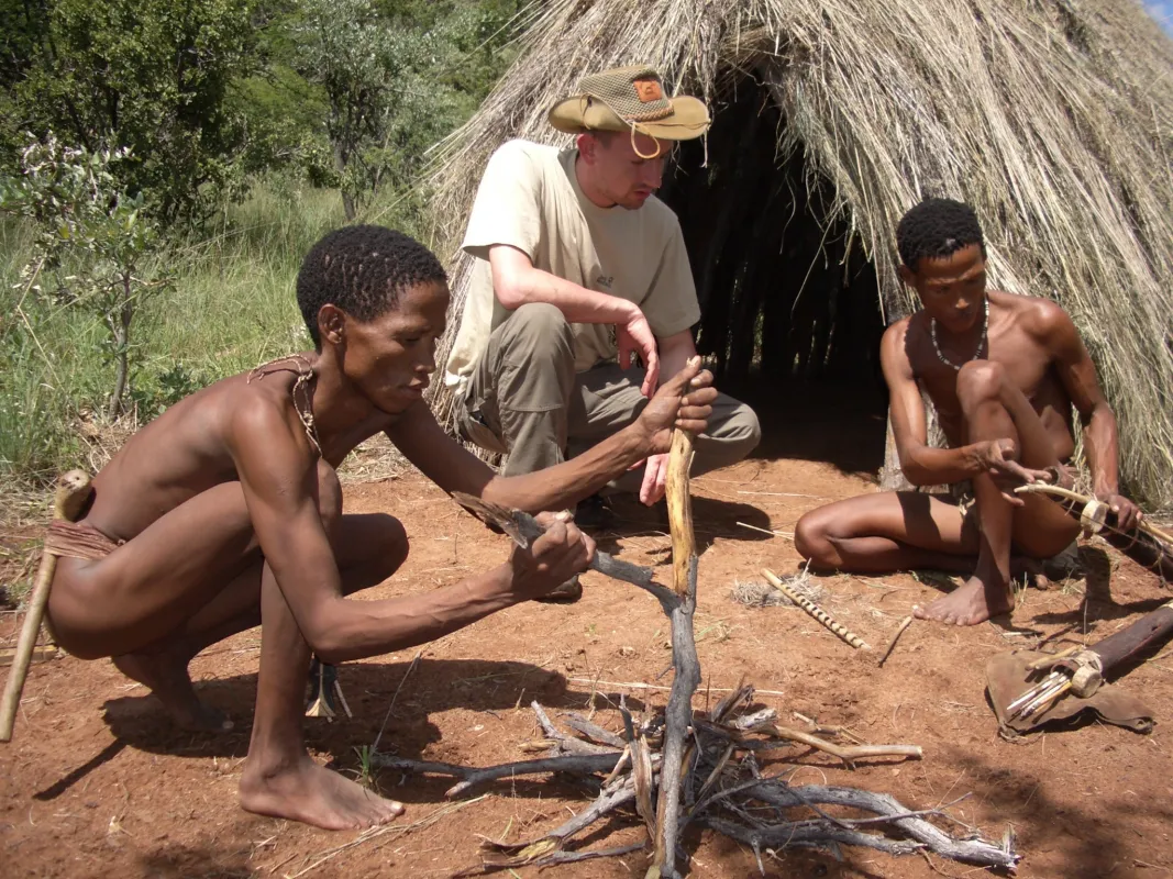 Dennis Besseler bei den San in Namibia (2007). Reale Erfahrungen in unsicheren Situationen prägten s