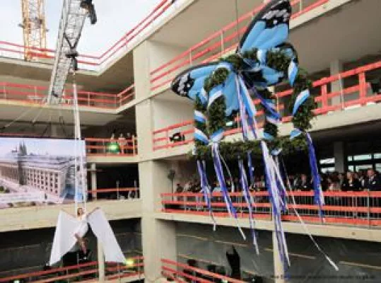 Bild: Artistisches Richtfest: Die HOCHTIEF Projektentwicklung GmbH weiht EASA-Zentrale in Köln ein