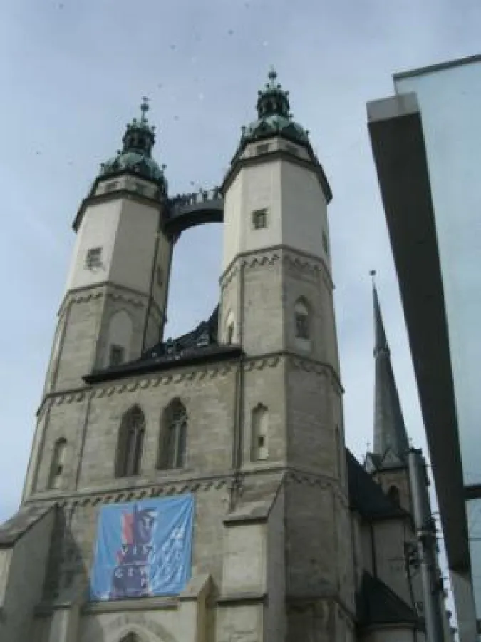 Am Fuße der Marktkirche treffen sich die Hallenser, um den Friedensglocken zu lauschen.