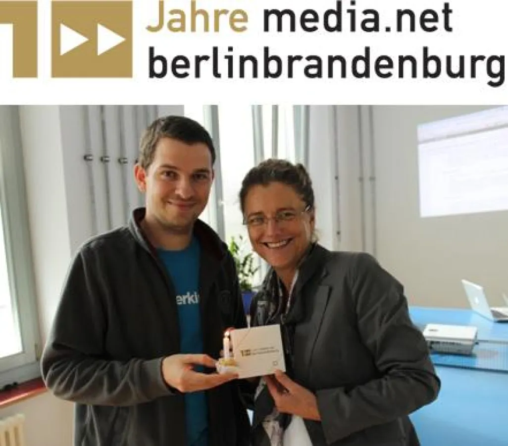 Andrea Peters (media.net) und Christian Reber (6 Wunderkinder) mit Geburtstags-Gugl | © media.net