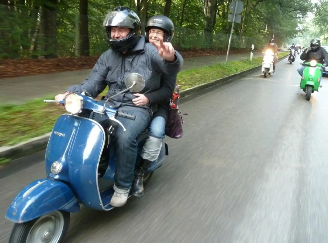 Vespafahren macht in der Gruppe doppelt Spass.