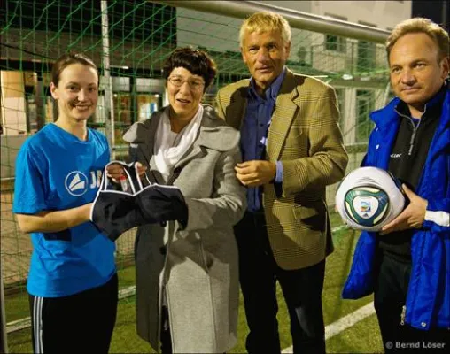 Bild: Zur FIFA Frauen-WM 2011 ist die SchiedsrichterWelt als Ausstatter und Sponsor im Einsatz