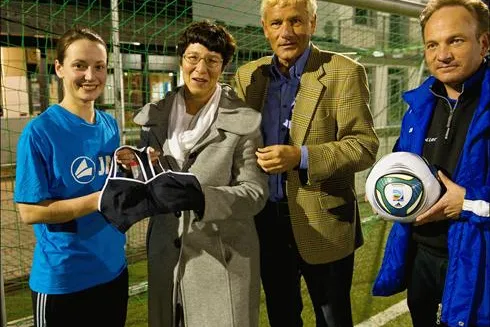 Bild: Zur FIFA Frauen-WM 2011 ist die SchiedsrichterWelt als Ausstatter und Sponsor im Einsatz