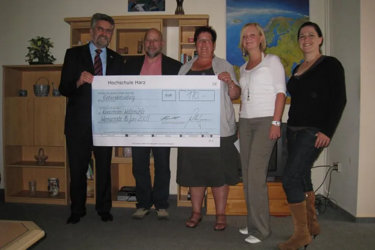 Bild: Studierende der Hochschule Harz spenden für Kinder- und Jugendheim Waldmühle
