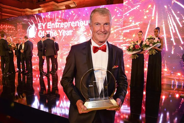 Bild: Alexander Brochier erhält Ehrenpreis für soziales Engagement